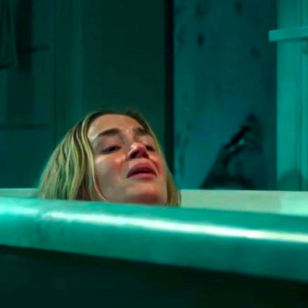 Relembre a genialidade de Um Lugar Silencioso! Confira nossa crítica do filme de suspense estrelado por Emily Blunt e John Krasinski.